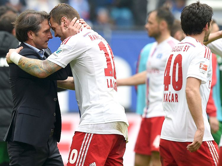 Retter-Trainer mit Retter-Stürmer: Bruno Labbadia herzt Lasogga nach dem wichtigen Heimsieg.