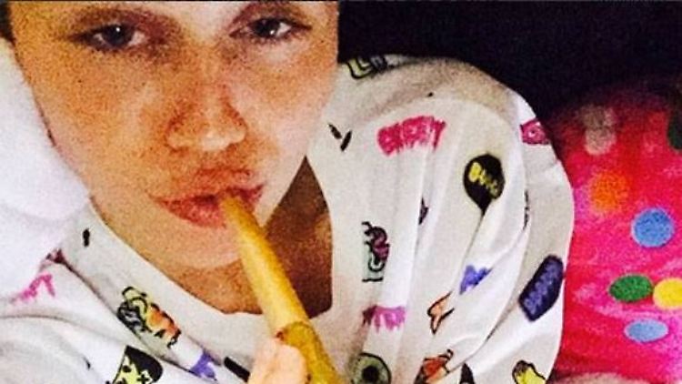 Miley Cyrus mit einem gigantischen Joint gegen Herzschmerz.