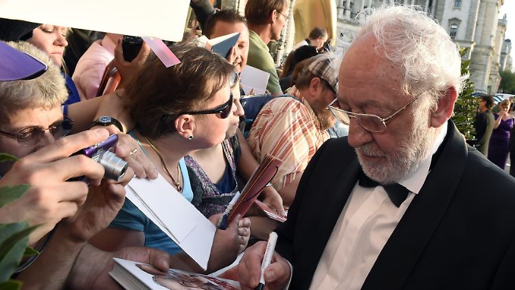 Dieter Hallervorden vor der Wiener Hofburg, auf dem roten Teppich der "Romy-Verleihung". 