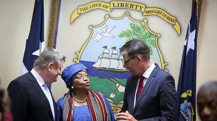 Entwicklungsminister Gerd Müller (r.) bei einem Besuch der liebrianischen Präsidentin Ellen Sirleaf zusammen mit Gesundheitsminister Hermann Gröhe.
