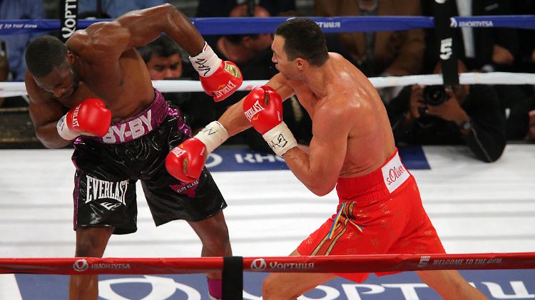 Wladimir Klitschko müht sich gegen den Herausforderer Bryant Jennings.