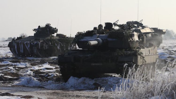 Begehrte Ware: Der Kampfpanzer "Leopard 2 A6" (M), ein Schützenpanzer Marder 1A3 (l) und ein Transportpanzer Fuchs.