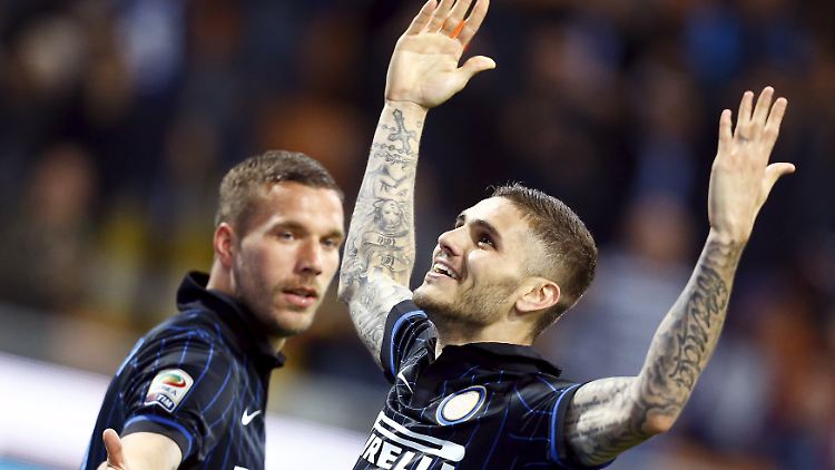 Lukas Podolski freut sich mit dem Torschützen Mauro Icardi.