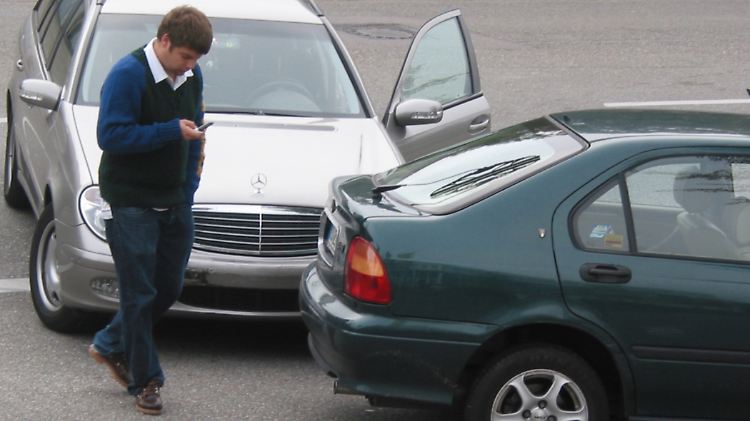 Hunderttausende Autofahrer verhalten sich anders und fahren nach einem Blechschaden einfach davon.