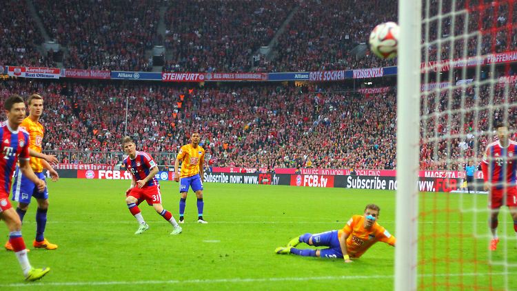 Nach 80 Minuten nahm Bastian Schweinsteiger maß. Das reichte dem FC Bayern, um gegen Hertha BSC zu siegen.