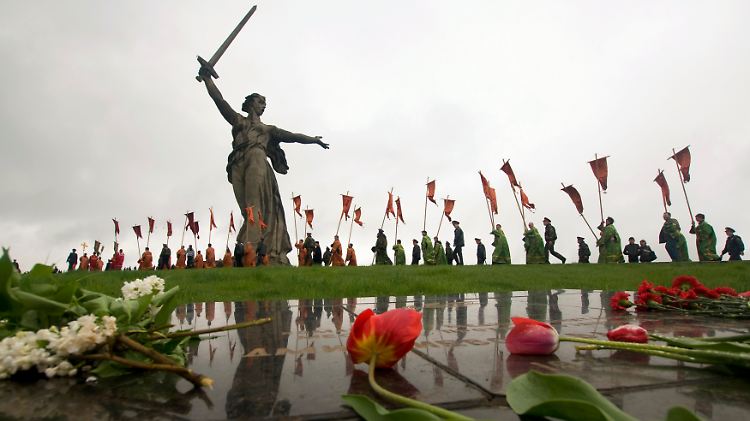 Das Stalingrad-Mahnmal "Mutter Heimat ruft!" auf dem Mamajew-Hügel erinnert an die Opfer der Schlacht von Stalingrad.