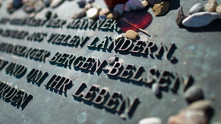 Ein Gedenkstein in Bergen-Belsen erinnert an die von den Nazis begangenen Verbrechen.