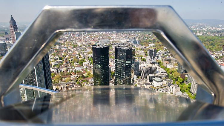 Das Gebäude der Zentrale der Deutschen Bank, aufgenommen am vom Dach des Main Towers in Frankfurt/Main.