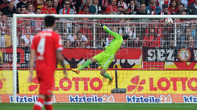 Unions Björn Jopek überrascht Ingolstadts Keeper Ramazan Özcan mit dem Tor zum 1:1. Kurz danach traf er erneut.