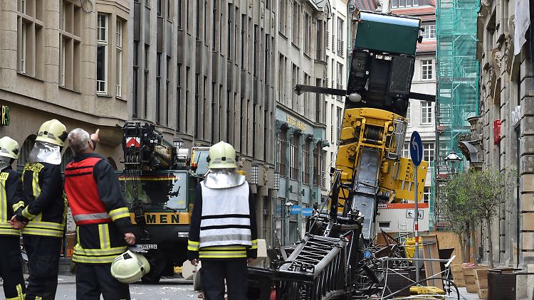Der Kran stürzte in der Nikolaistraße um.