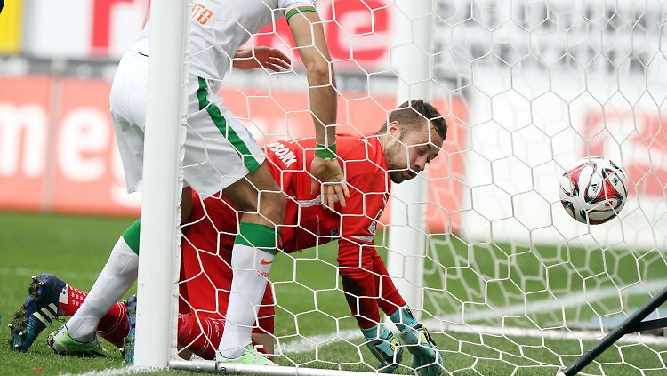 Paderborns Keeper Lukas Kruse sah beim Gegentor zum 2:2-Ausgleich nicht gut aus.
