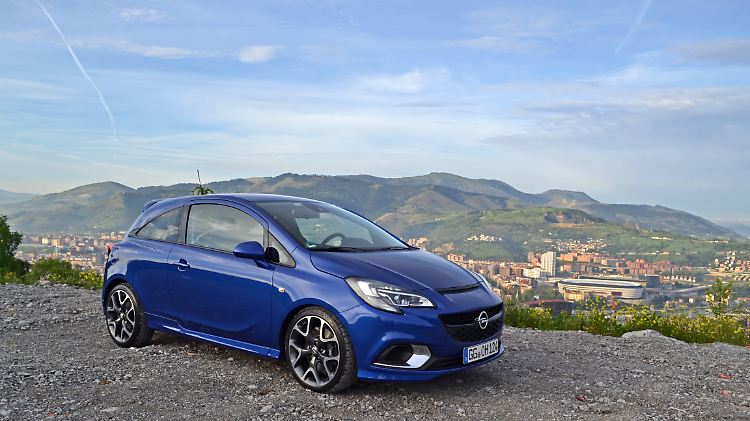 Mit Hutze und mächtigen Lufteinlässen macht der Opel Corsa OPC auf sich aufmerksam.