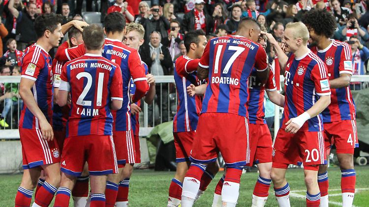 Auch da war schon alles klar: Die Spieler des FC Bayern feiern am frühen Samstagabend ihr Tor gegen die Berliner Hertha.