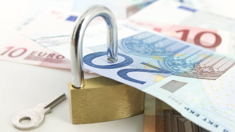Verbraucherschützer monieren seit Jahren, dass die Versicherungen weniger den Kunden nützen, sondern eher dazu dienen, den Bankberatern üppige Provisionen zu bescheren.