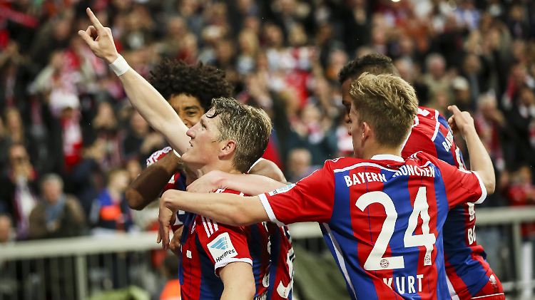 Und über ihnen nur die Sterne: Bastian Schweinsteiger feiert sein Tor gegen die Berliner Hertha.