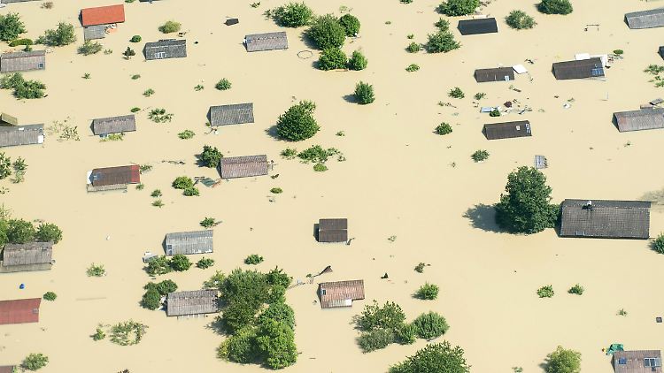 Häuser bei Deggendorf in Bayern versinken 2013 nach einem Dammbruch im Donau-Hochwasser. Künftig wird es häufiger zu Flutkatastrophen kommen.