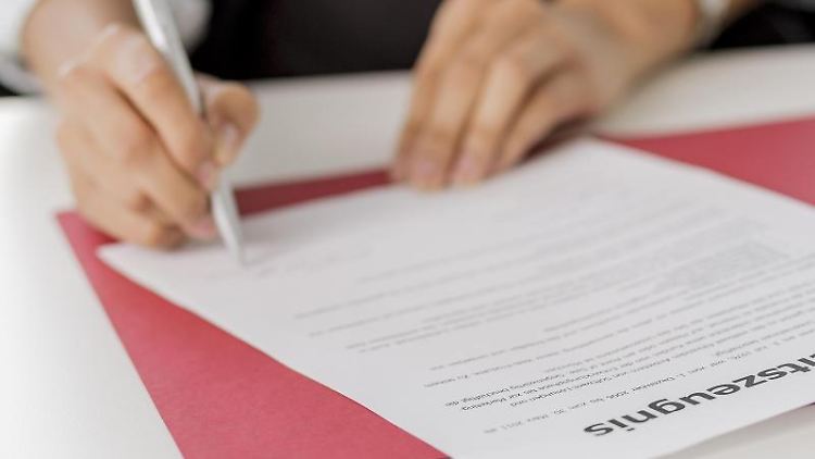 Ein gutes Arbeitszeugnis kann den Weg in einen neuen Job ebnen. Deshalb ist es wichtig, dass Form und Inhalt stimmen. 