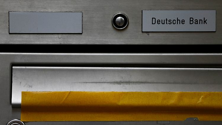 Die Deutsche Bank macht sich klein.