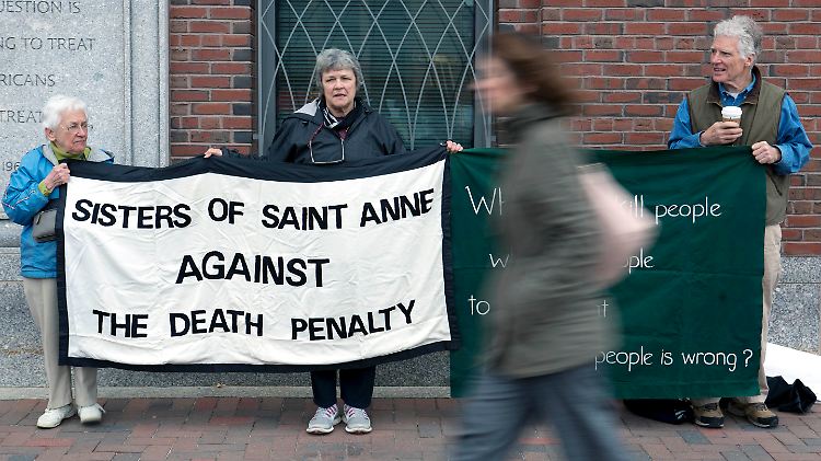 Während der Prozesstage demonstrieren Angehörige der Opfer vor dem Gerichtssaal in Boston.