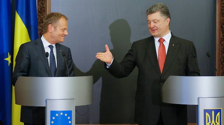 Donald Tusk (l.) lächelt, lässt aber Poroschenkos Hilferuf verklingen.
