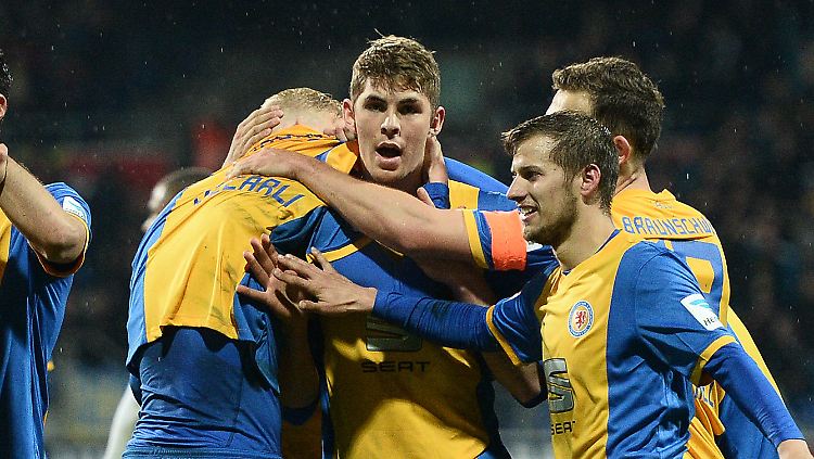 Braunschweigs Emil Berggreen (Mitte) wird von seinen Mitspielern gefeiert. Der junge Däne erzielte das 3:2.