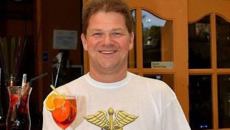 Ein Bild aus besseren Tagen: Holger Apfel vor seiner "Maravillas Stube" auf Mallorca.