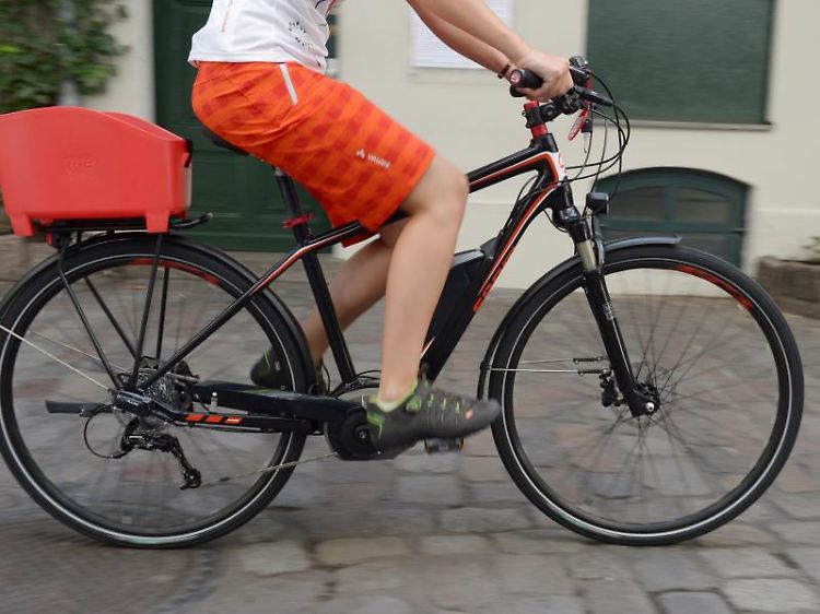 E-Bikes werden immer beliebter. Neulinge sollten sich erstmal an das neue Fahrgefühl gewöhnen. Ein paar Übungsrunden auf einem Parkplatz sind durchaus sinnvoll.