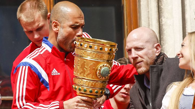 Sie können doch nicht immer gewinnen: Bayerns Trainer Josep Guardiola mit dem DFB-Pokal im Mai vergangenen Jahres.