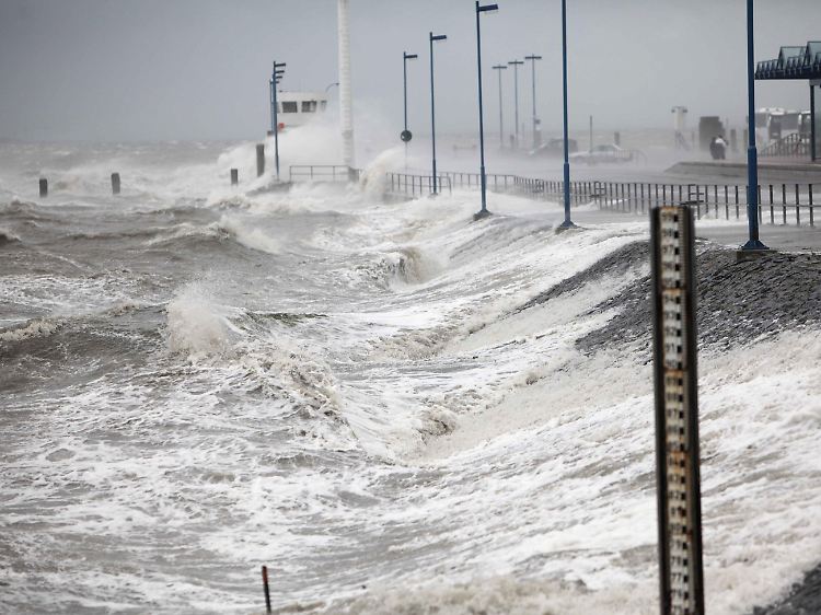Ein Unwetter mit orkanartige Böen und Geschwindigkeiten um 110 Stundenkilometer zieht über Nordfriesland hinweg.
