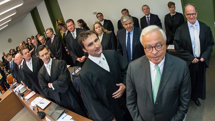 Die Deutsche-Bank-Manager und ihre Anwälte im Verhandlungssaal des Landesgerichts München 