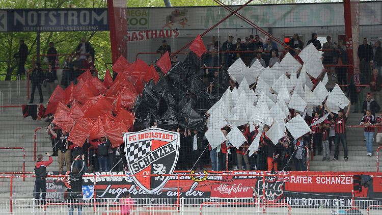 Die israelische Fahne muss weg:  Ingolstädter Fans in Berlin.