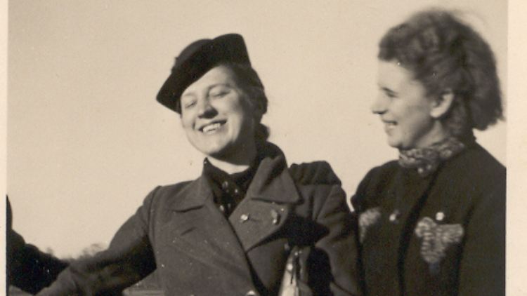 Claras schönste Zeit: mit einer Kollegin in Deutsch-Krone um 1941. Am Revers trägt sie das goldene HJ-Abzeichen.