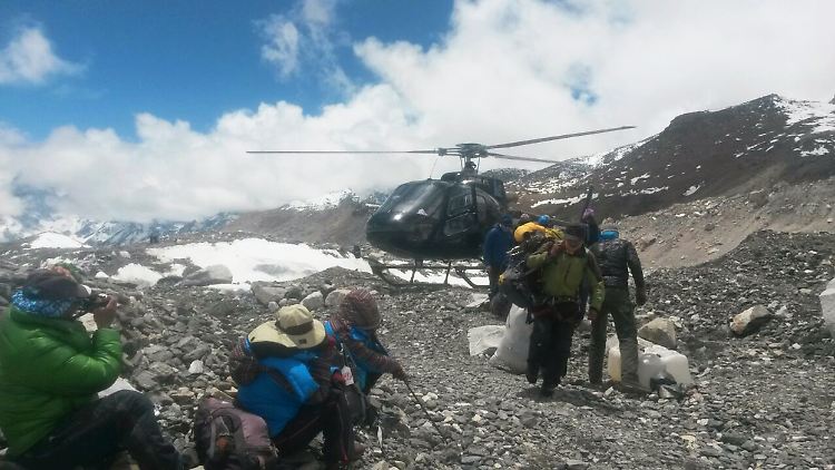 Knapp 200 Bergsteiger wurden am Mount Everest gerettet.