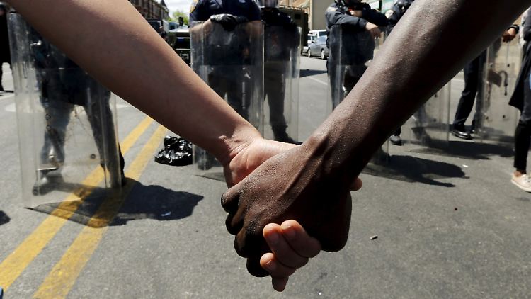 Ein Zeichen gegen die Gewalt in Baltimore: Zwei Hautfarben reichen sich die Hand.