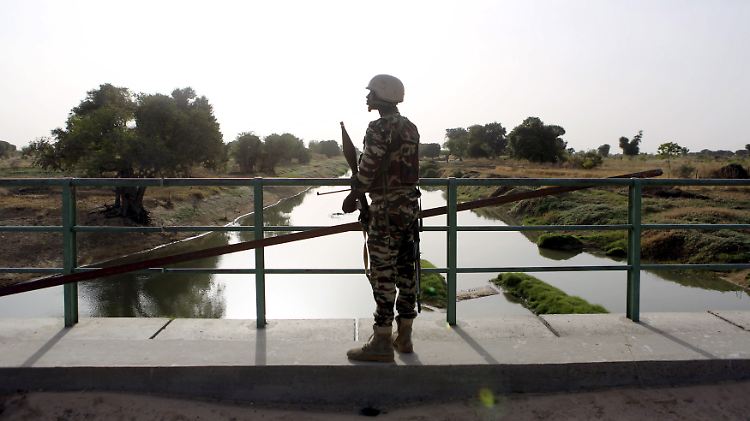 Ein Soldat hält Wache im Grenzgebiet zwischen Nigeria, Niger und dem Tschad.
