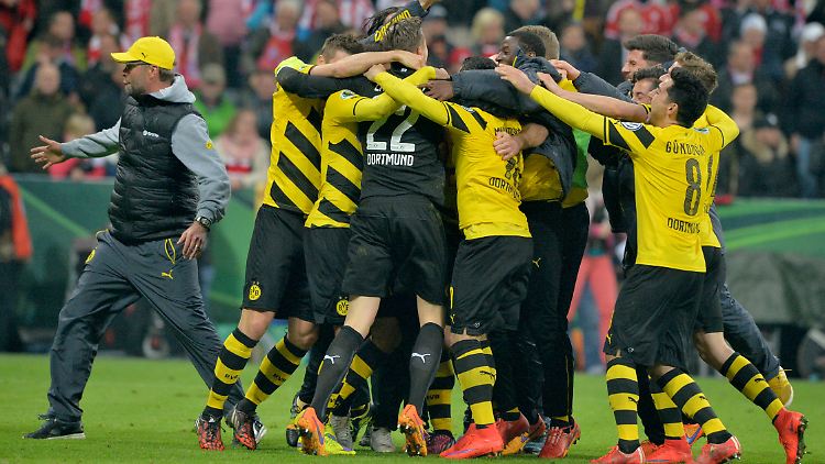 DFB-Pokal , Halbfinale: In der Allianz-Arena jubelt die Mannschaft von Borussia Dortmund nach dem Sieg im Elfmeterschießen gegen den FC Bayern. 