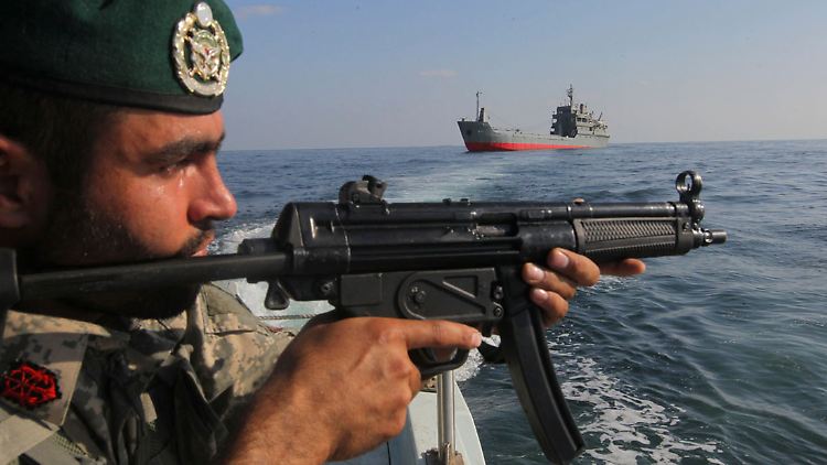 Warnschüsse vor den Bug eines zivilen Handelsschiffs: Der Fall der "MV Maersk Tigris" (nicht im Bild) wirft viele Fragen auf (Archivbild).