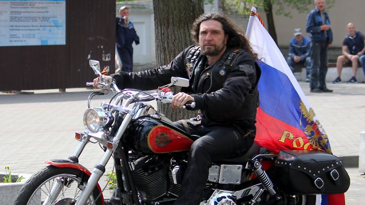 Mit dem Kraftrad für Russland, Putin und die Kirche: Alexander Saldostanow führt die "Nachtwölfe" an.