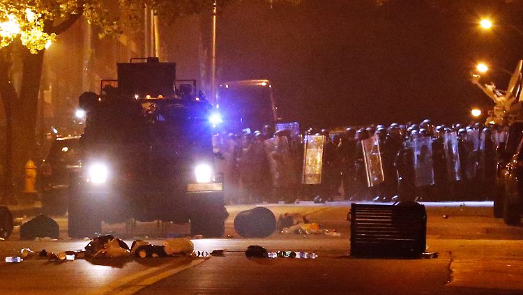 Die öffentliche Ordnung ist bedroht: Mit massiver Polizeipräsenz versucht Baltimore die Unruhen einzudämmen.