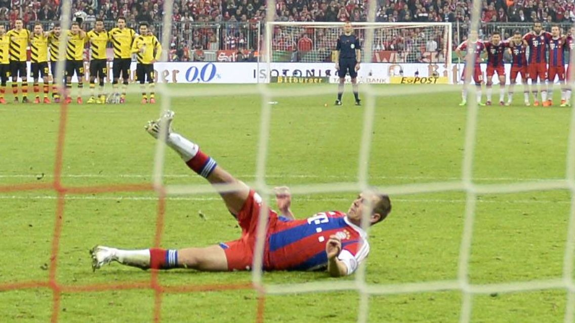 ... den Ball in den Münchener Himmel befördert.