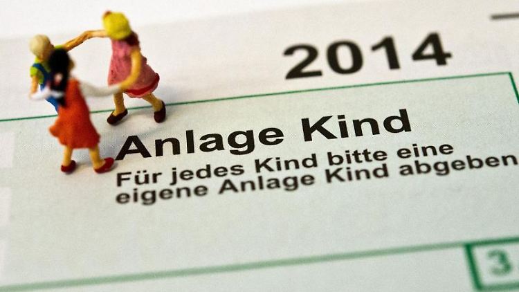 Eltern können sich einen Teil der Ausgaben für ihre Kinder vom Finanzamt zurückholen. Dafür müssen sie die Anlage Kind ausfüllen. Foto: Matthias Hübner