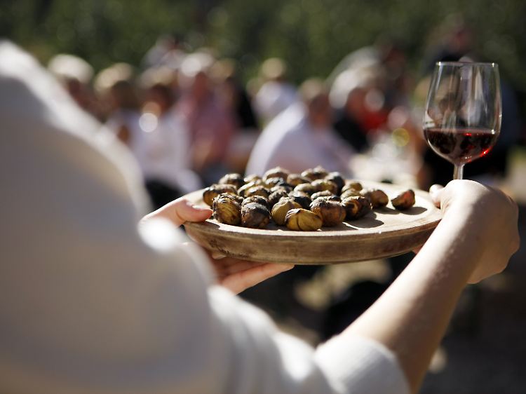 Auch in Südtirol werden die "Keschtn" im Herbst groß gefeiert, gerne mit einem Wein.