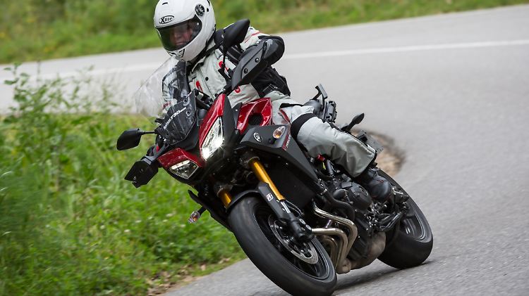 Besonders in der Kurve lernt man die Yamaha MT-09 Tracer zu schätzen.