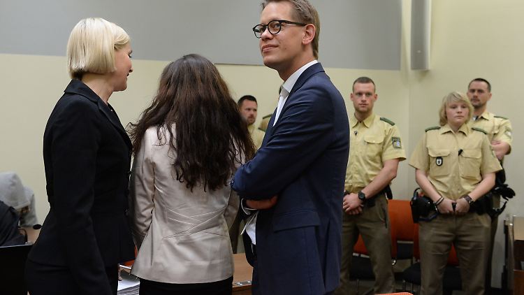Zschäpe (M) zwischen ihren Anwälten Anja Sturm (l) und Wolfgang Heer.