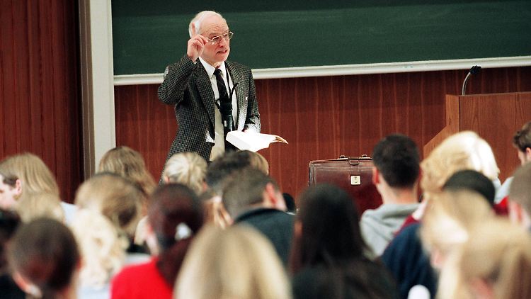 Menschen, die Zweitjobs haben, stellt man sich gemeinhin anders vor. Doch vor allem Hochqualifizierte, etwa Uni-Professoren, sind Doppelverdiener.