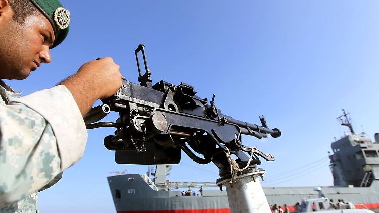 Mit Schüssen vor den Bug wurde das Schiff gestoppt.