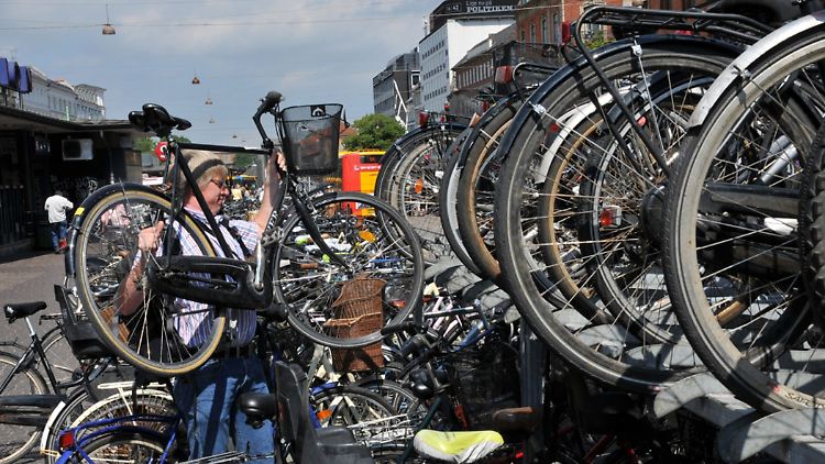 Wohin mit dem Drahtesel? Das sichere Abschließen an Bahnhöfen erfordert oft ausgesprochen viel Fantasie.