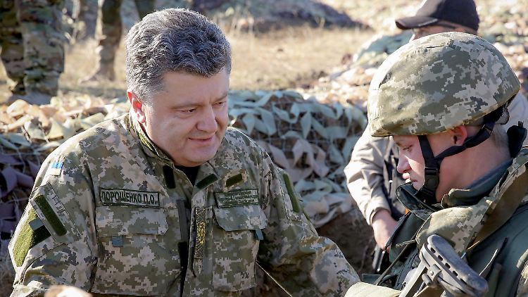 Petro Poroschenko bei einem Truppenbesuch.