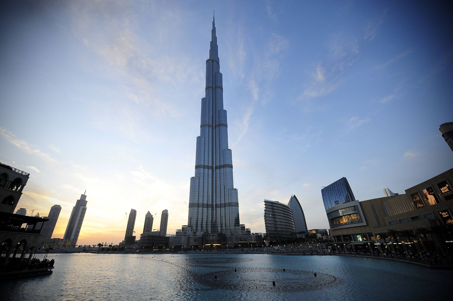 Das derzeit höchste Gebäude der Welt ist der Burj Khalifa. Seit seiner Eröffnung 2010 ist das Wahrzeichen der Skyline Dubais mit 828 Metern Höhe die unangefochtene Nummer eins der Rangliste der höchsten Gebäude der Welt.