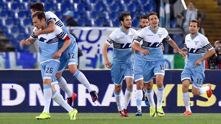 Glücklich in Italien: Miroslav Klose, Lazios Legionär aus Deutschland (2.v.r) feiert mit seinen Teamkollegen seinen Treffer zum 2:0 gegen den FC Parma.